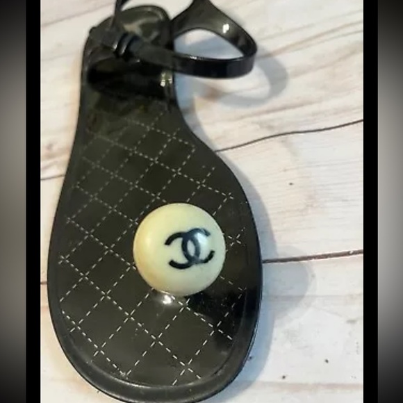 Chanel Pearl CC Logo Jelly PVC Thong Sandals - Amputee Right Foot Only 39/9 US - Picture 3 of 5